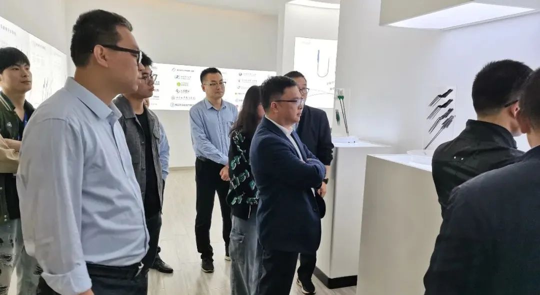 深入院企合作，赣南医学院院长带队到访我司参观互换
